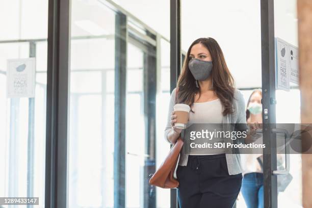 businesswomen return to office during covid-19 pandemic - chegada imagens e fotografias de stock