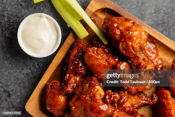 directly above shot of meat in plate on table,indianapolis,indiana,united states,usa - 手羽先 ストックフ�ォトと画像