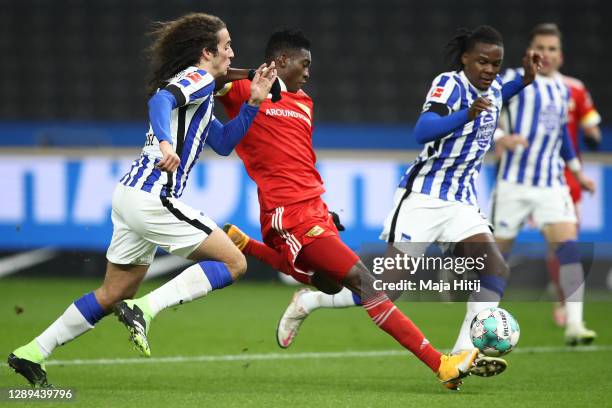 Taiwo Awoniyi of Union scores his team's first goal against Matteo Guendouzi and Dedryck Boyata of Hertha during the Bundesliga match between Hertha...