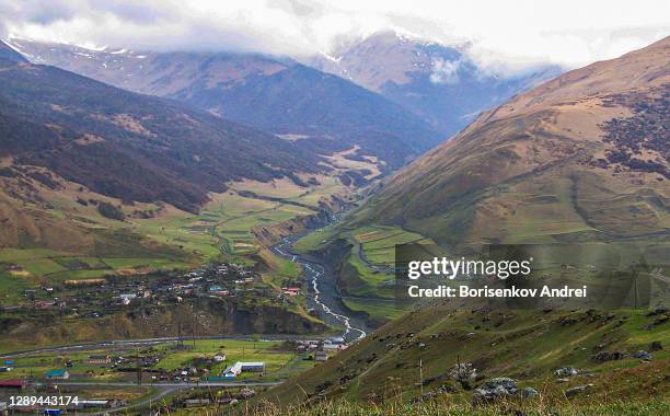rusia, osetia del sur. montañas kurtatinskoe garganta en verano, río fiagdon. aldea upper fiagdon - osetia del sur fotografías e imágenes de stock