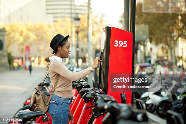 sozial verantwortlich mitte 30er jahre schwarze frau mieten fahrrad - interactive kiosk stock-fotos und bilder