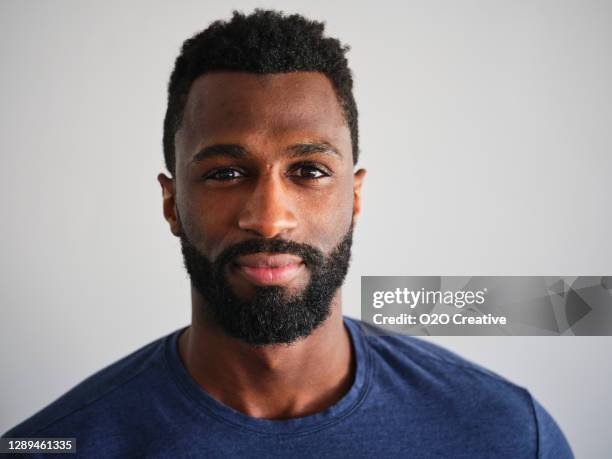 retrato de un hombre negro apuesto - black men beard fotografías e imágenes de stock