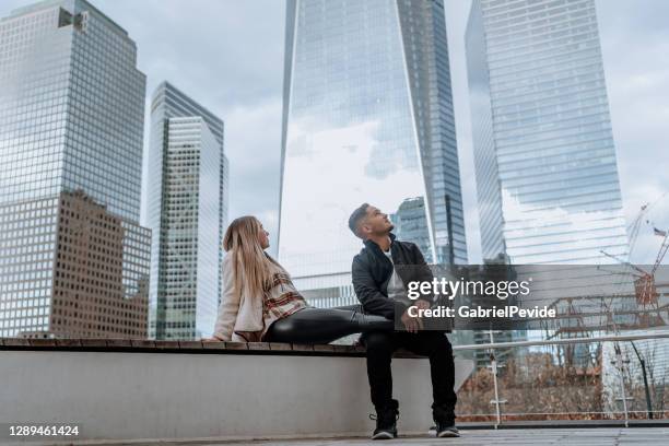 latino-paar reist in new york - touristen brooklyn bridge stock-fotos und bilder