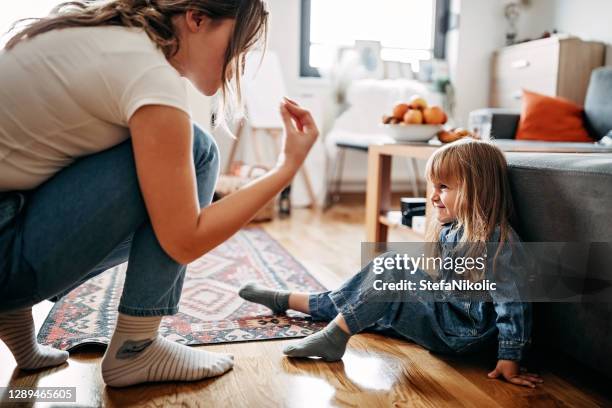 tu dois m’écouter. - famille avec enfants photos et images de collection