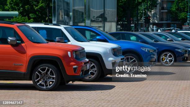 jeep och alfa romeo fordon på en parkering - försäljning av begagnad bil bildbanksfoton och bilder