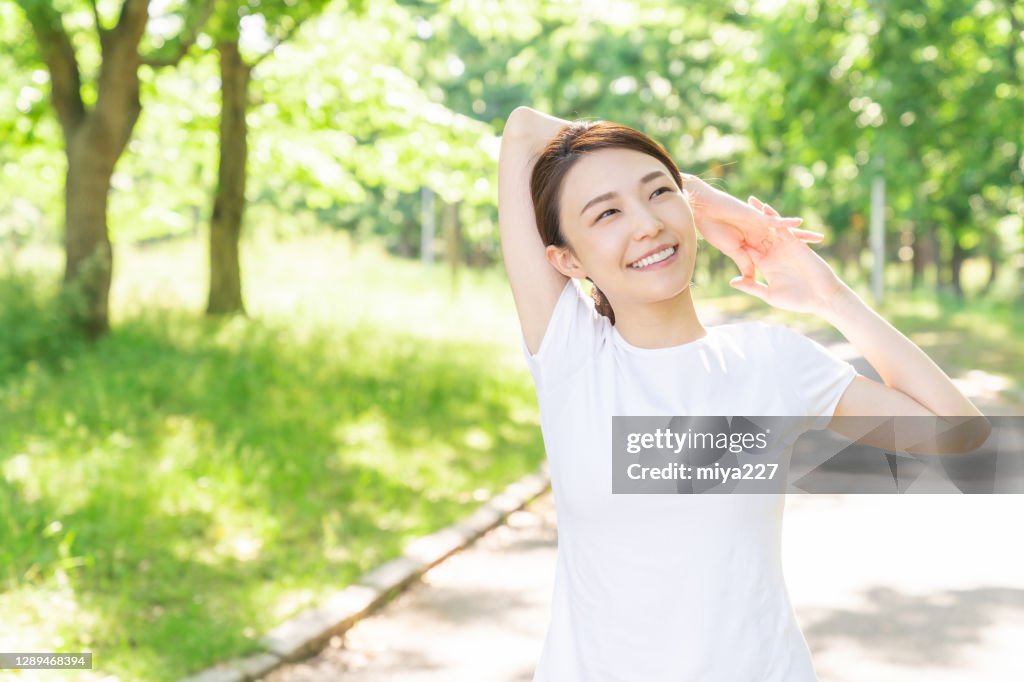 Mulher asiática se exercitando no parque