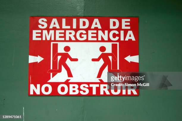 spanish-language warning sign: 'salida de emergencia. no obstruir' [emergency exit. do not obstruct.] - obstruir stock-fotos und bilder