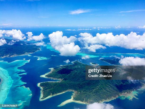 de geweldige luchtfoto van het paradise bora bora island, frans-polynesië - windward islands stockfoto's en -beelden