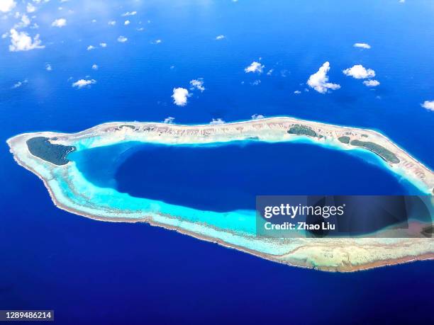 the amazing aerial view of atolls and lagoons over south pacific ocean - atol stock pictures, royalty-free photos & images