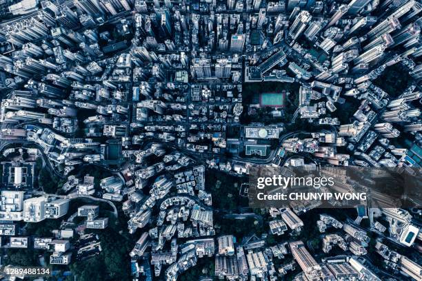 blick auf hongkong bei nacht - oberteil stock-fotos und bilder