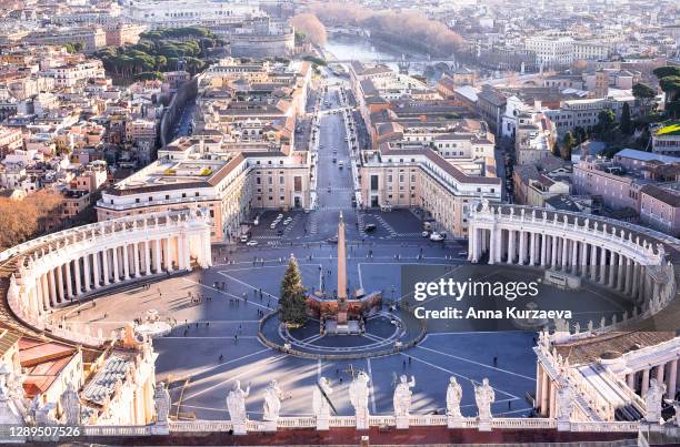 view of saint peter's square in rome, italy - pope imagens e fotografias de stock