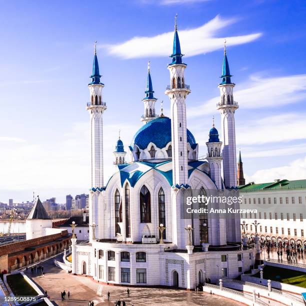 one of the largest mosques in russia, the kul sharif mosque in kazan, russia - kul sharif mosque stockfoto's en -beelden