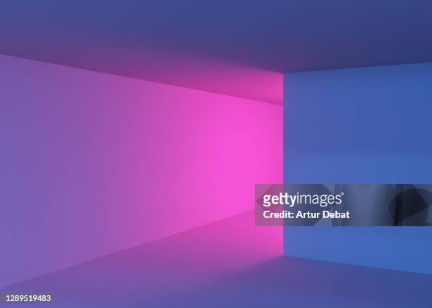 playing with colorful lights in indoor spaces with creative and minimal style. - licht natuurlijk fenomeen stockfoto's en -beelden