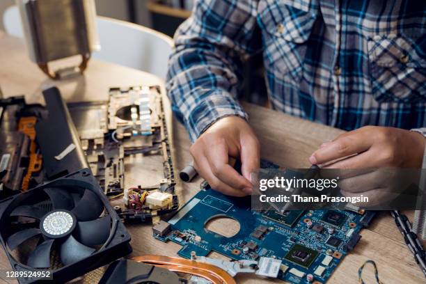 Electronics Intolation Installation Of Electrical Goods Photos and Premium High Res Pictures - Getty Images