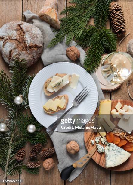 flatlay rustique de planche de fromage de noël avec le vin blanc et le pain - cheese board photos et images de collection