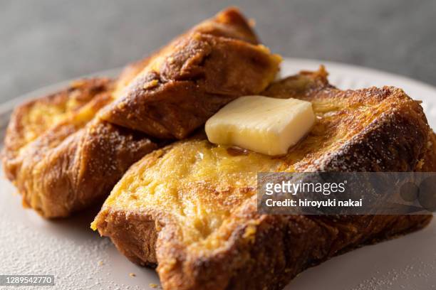 french toast sprinkled with honey and butter - pain perdu stockfoto's en -beelden