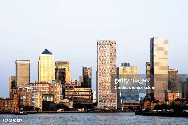 london canary wharf skyline at dusk - one canada square stock pictures, royalty-free photos & images