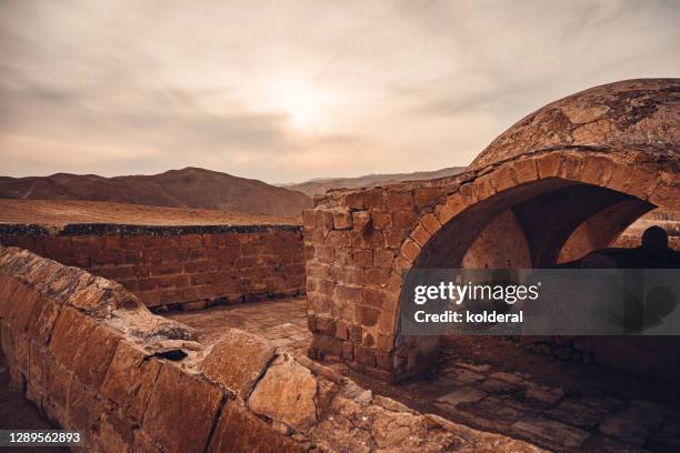 old muslim ruins in the desert - empty tomb jesus bildbanksfoton och bilder