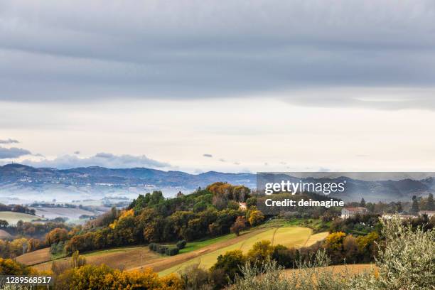 vista panorâmica das colinas de marche - marche italia - fotografias e filmes do acervo