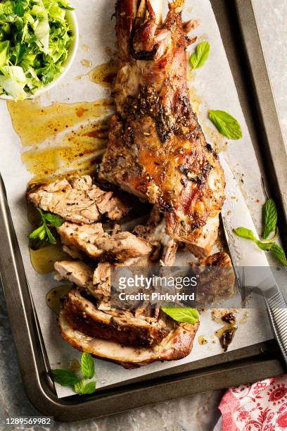 烤肉腿羊肉烤，烤牛排，羊肉切片煮熟的肩膀， - leg of lamb 個照片及圖片檔