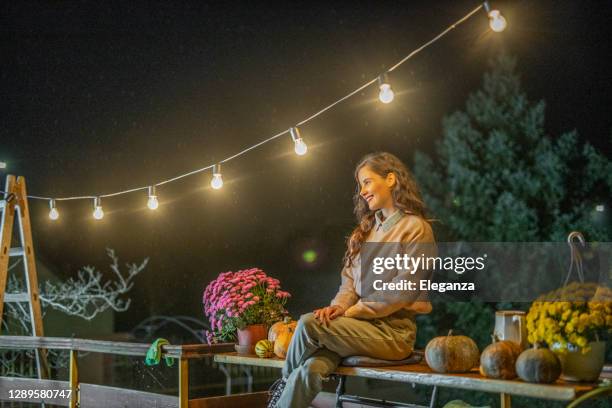 jonge vrouw die in mooie de herfstnacht geniet - terraced field stockfoto's en -beelden