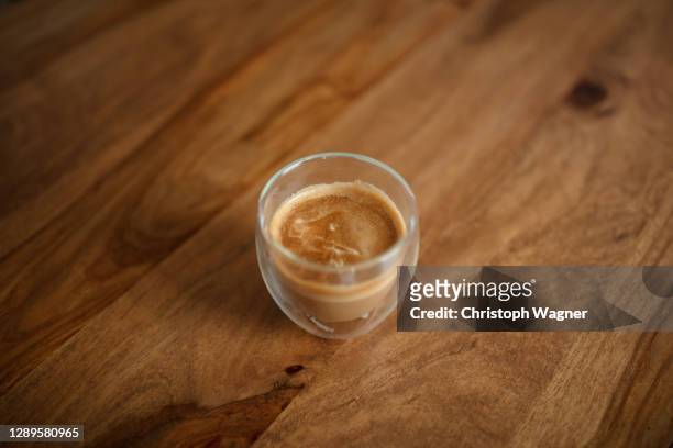 kaffee - cappuccino - pause - foam material stockfoto's en -beelden