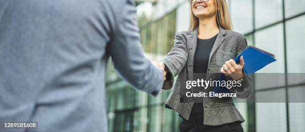 zwei geschäftsleute schütteln händeschütteln, nachdem sie partner willkommen geheißen, ein meeting beendet oder ziele gesetzt und den weg zum erfolg geplant haben - handshake closeup stock-fotos und bilder