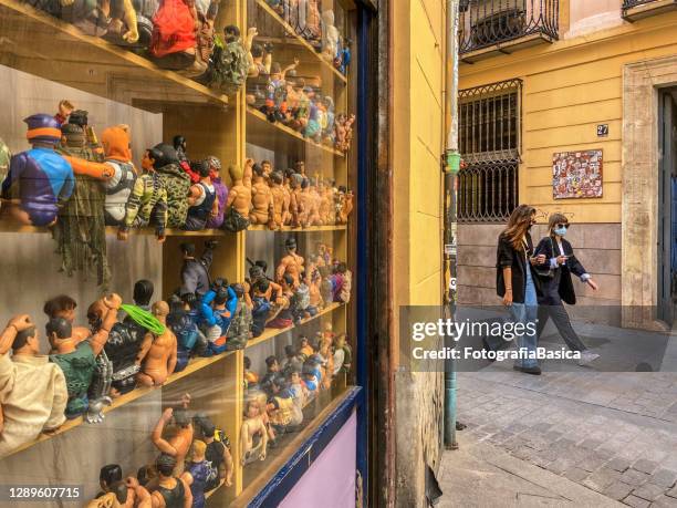 young women walking in old town valencia wearing face masks - action figure imagens e fotografias de stock