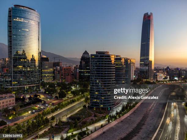 veduta aerea di santiago del cile al tramonto - santiago del cile foto e immagini stock