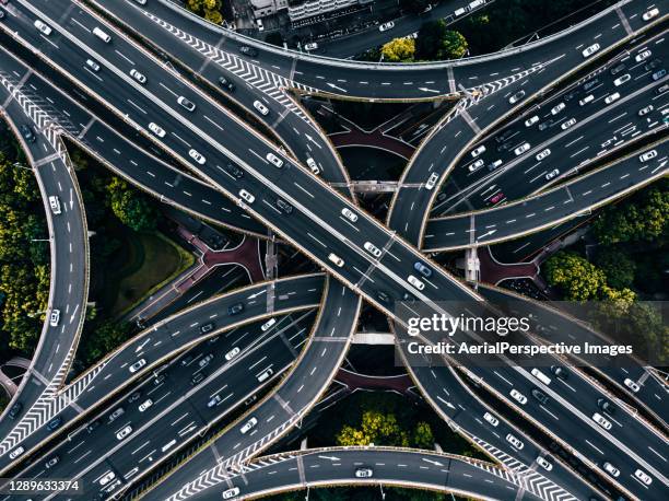 busy road intersection and overpass - autosnelweg stockfoto's en -beelden