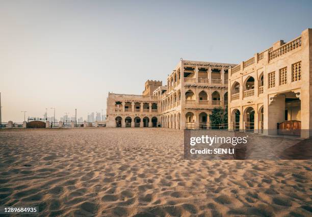 doha city street with traditional islamic architecture buildings - ad dawhah stock-fotos und bilder