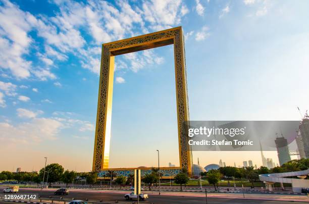 dubai frame gebouw in al karama buurt van dubai in de vae - dubai frame stockfoto's en -beelden