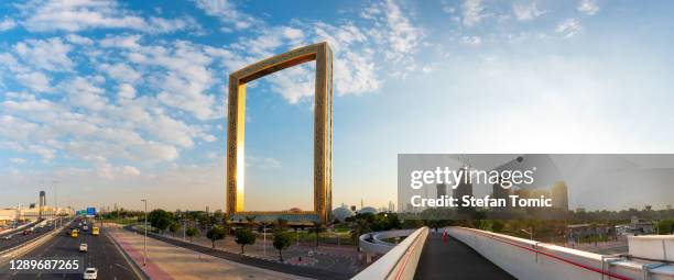 dubai frame gebouw in al karama buurt van dubai in de vae - dubai frame stockfoto's en -beelden