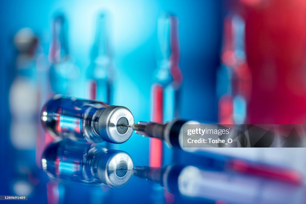 Vacinas e seringa em laboratório