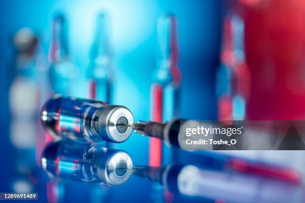 vacciner och spruta i ett laboratorium - medicinflaska bildbanksfoton och bilder