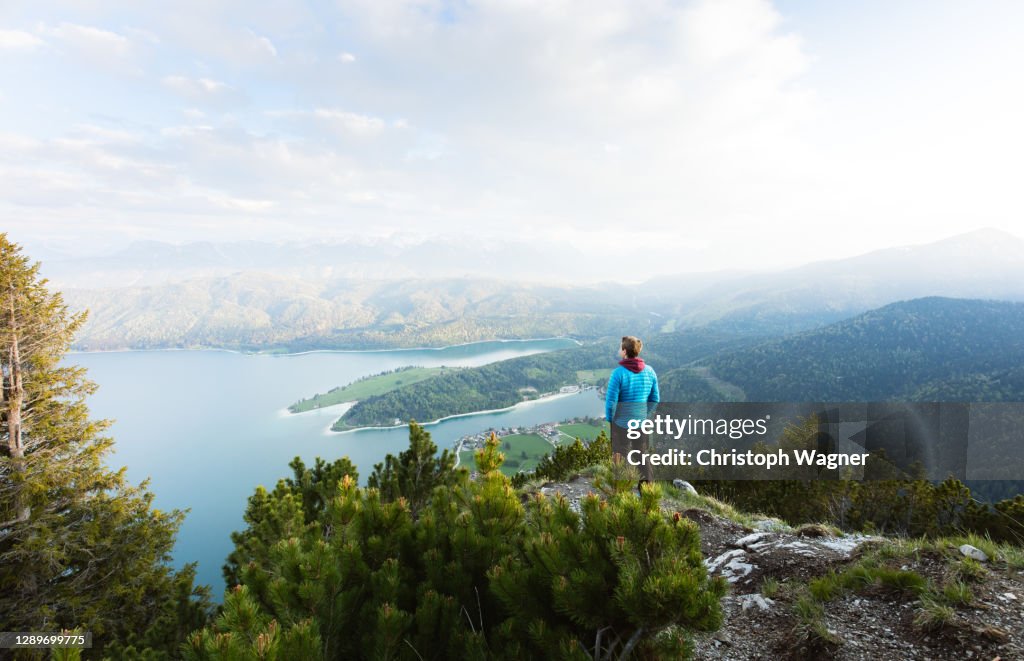 Gebirgslandschaft mit Wanderer