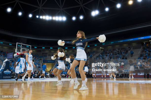 cheerleader treten vor gericht auf - basketball uniform stock-fotos und bilder