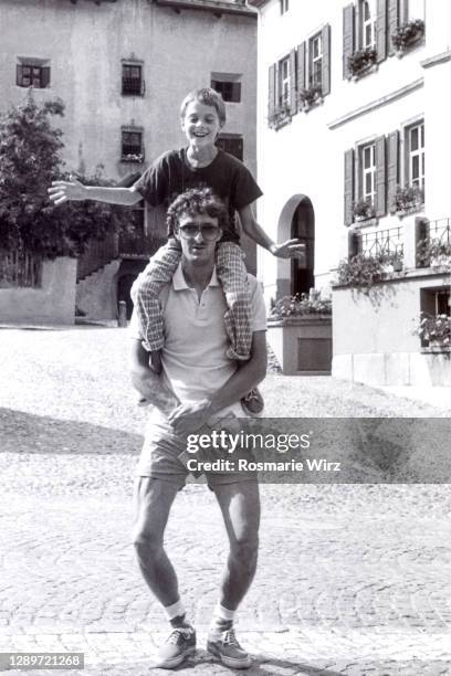 young father with son balancing on his shoulders - 1983 stock pictures, royalty-free photos & images