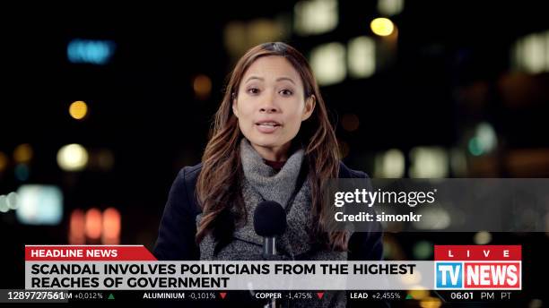 nachrichtenreporter live übertragen auf der städtischen straße - fernsehreporter stock-fotos und bilder