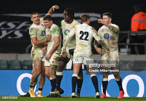 Owen Farrell of England celebrates with Henry Slade , Maro Itoje and teammates after kicking the winning penalty in extra time during the Autumn...