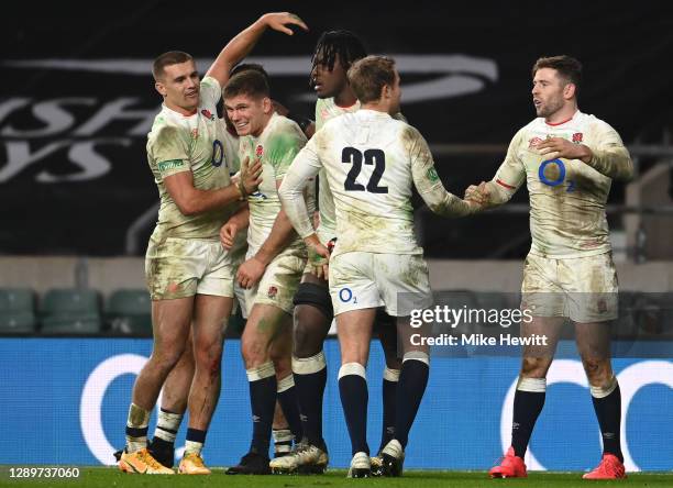Owen Farrell of England celebrates with Henry Slade , Maro Itoje and teammates after kicking the winning penalty in extra time during the Autumn...