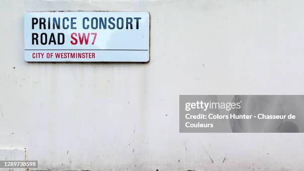 london street name sign on a building facade in westminster - straatnaambord stockfoto's en -beelden