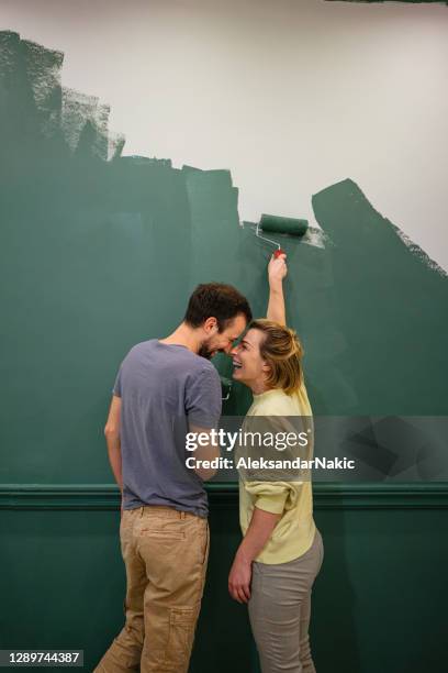pintando las paredes de nuestro nuevo apartamento - happy couple at home fotografías e imágenes de stock