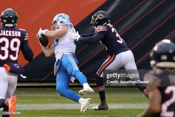 Jesse James of the Detroit Lions catches a nine-yard touchdown reception against Jaylon Johnson of the Chicago Bears during the second half at...