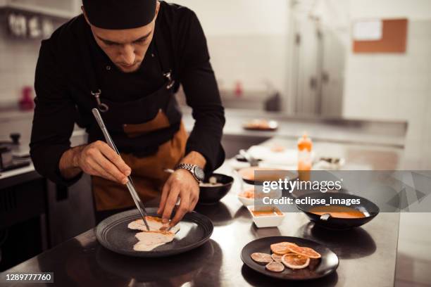 köstliche mahlzeit - young chefs cooking stock-fotos und bilder