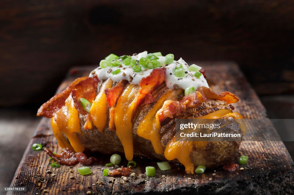 Kaasachtige, Hasselback aardappelen gevuld met Cheddar en Spek met zure room en groene uien