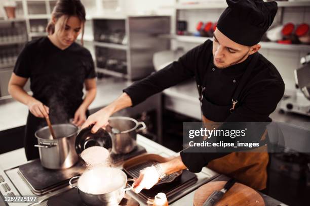 du bist meine größte hilfe - young chefs cooking stock-fotos und bilder