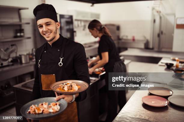 wir sind die besten - young chefs cooking stock-fotos und bilder