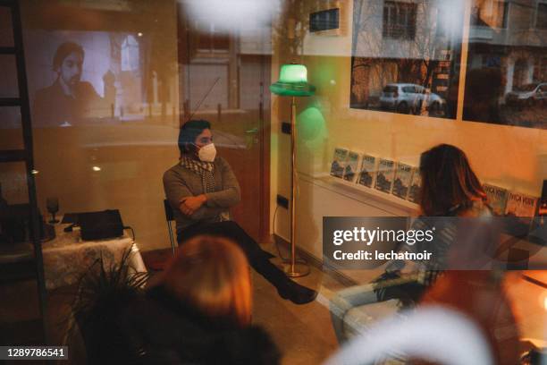 people talking on the exhibition event during the pandemic - gallery opening imagens e fotografias de stock