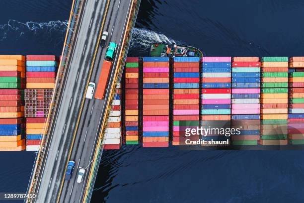 outbound container ship - finanzwirtschaft und industrie stock-fotos und bilder